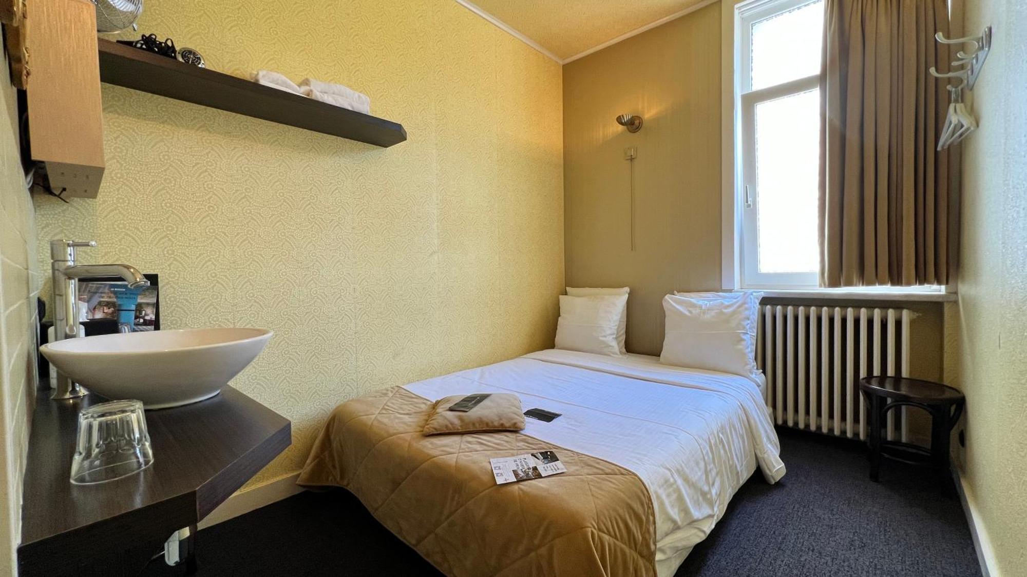 Latroupe Le Berger Hotel Saint-Gilles Room photo